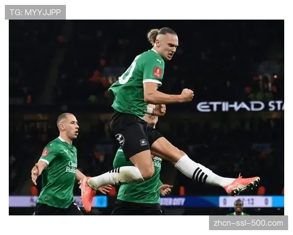 终场哨响：奥赖利高举双臂庆祝梅开二度助曼城取胜